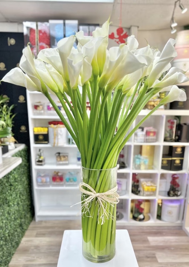 Display of A Calla Statement by The Flower Alley